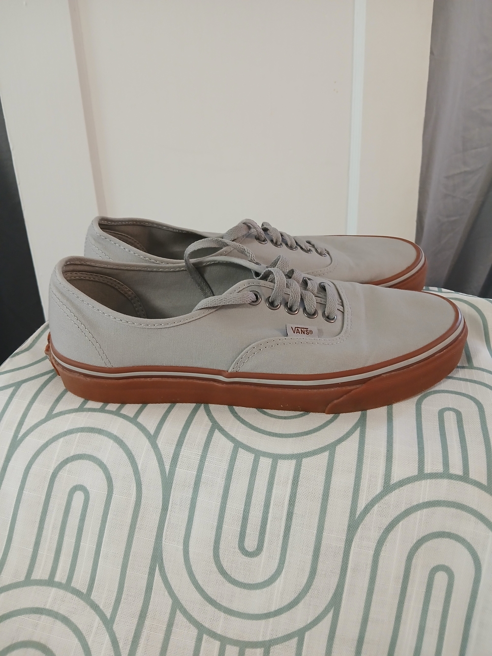 Vans Men's Era Low-Top Sneakers in Light Gray with Gum Sole [164]